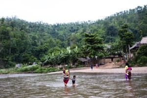 River crossing in Karenni refugee camp2